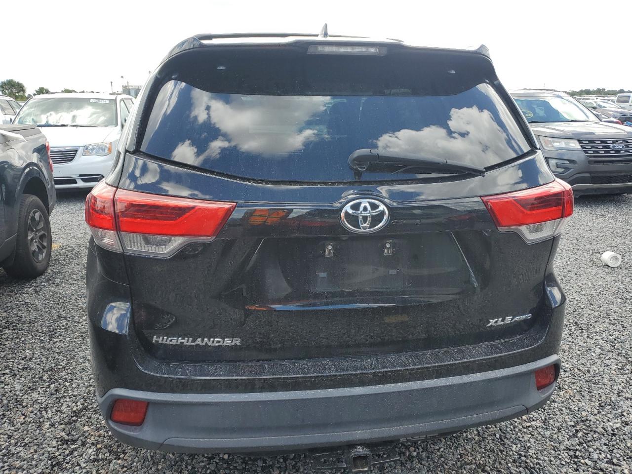 2018 Toyota Highlander Se VIN: 5TDJZRFH8JS530565 Lot: 74395644