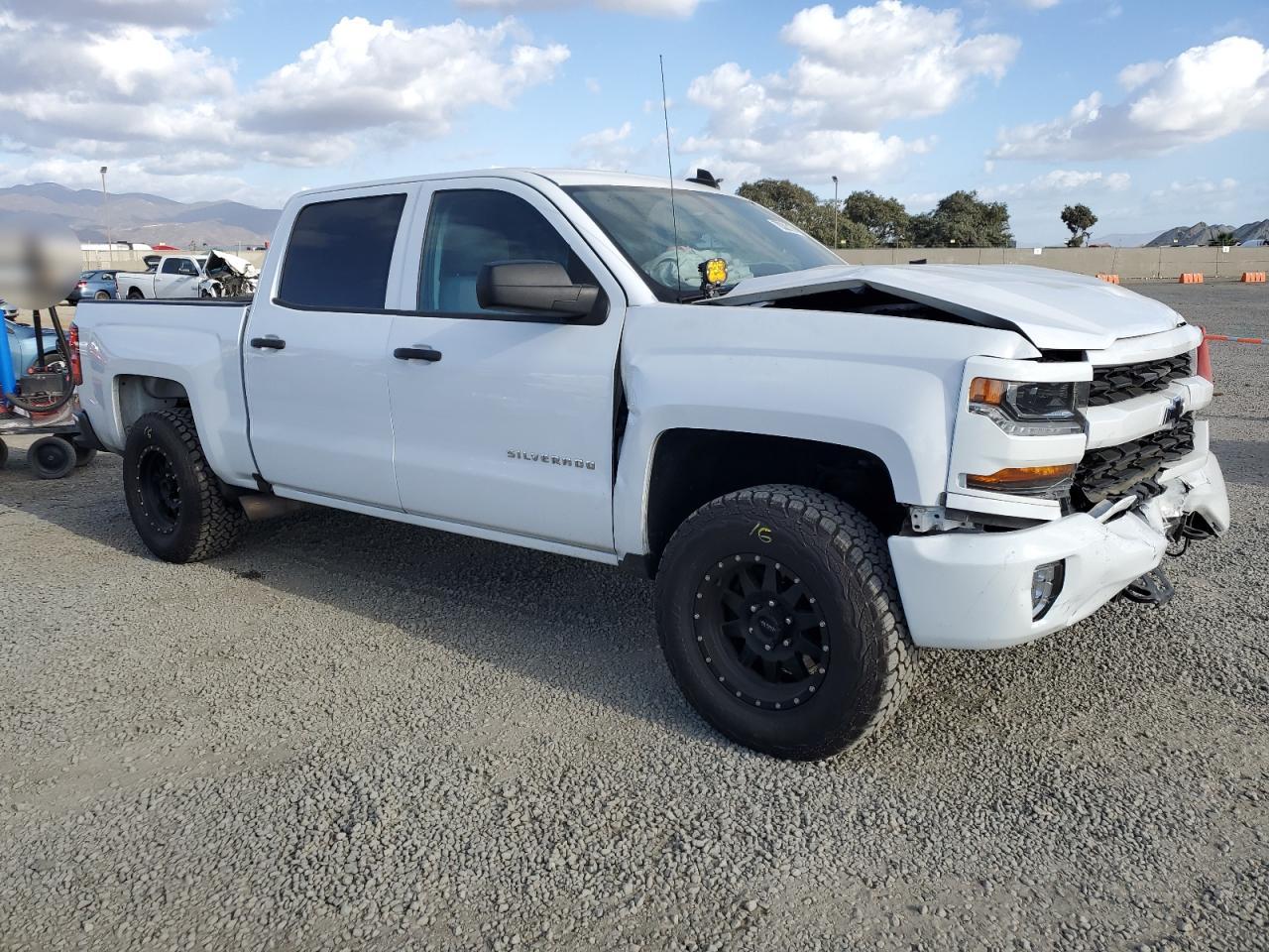 VIN 3GCPCPEC6JG422613 2018 CHEVROLET ALL Models no.4