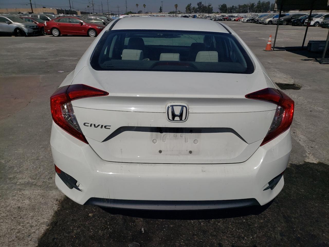 2HGFC2F57JH558054 2018 Honda Civic Lx