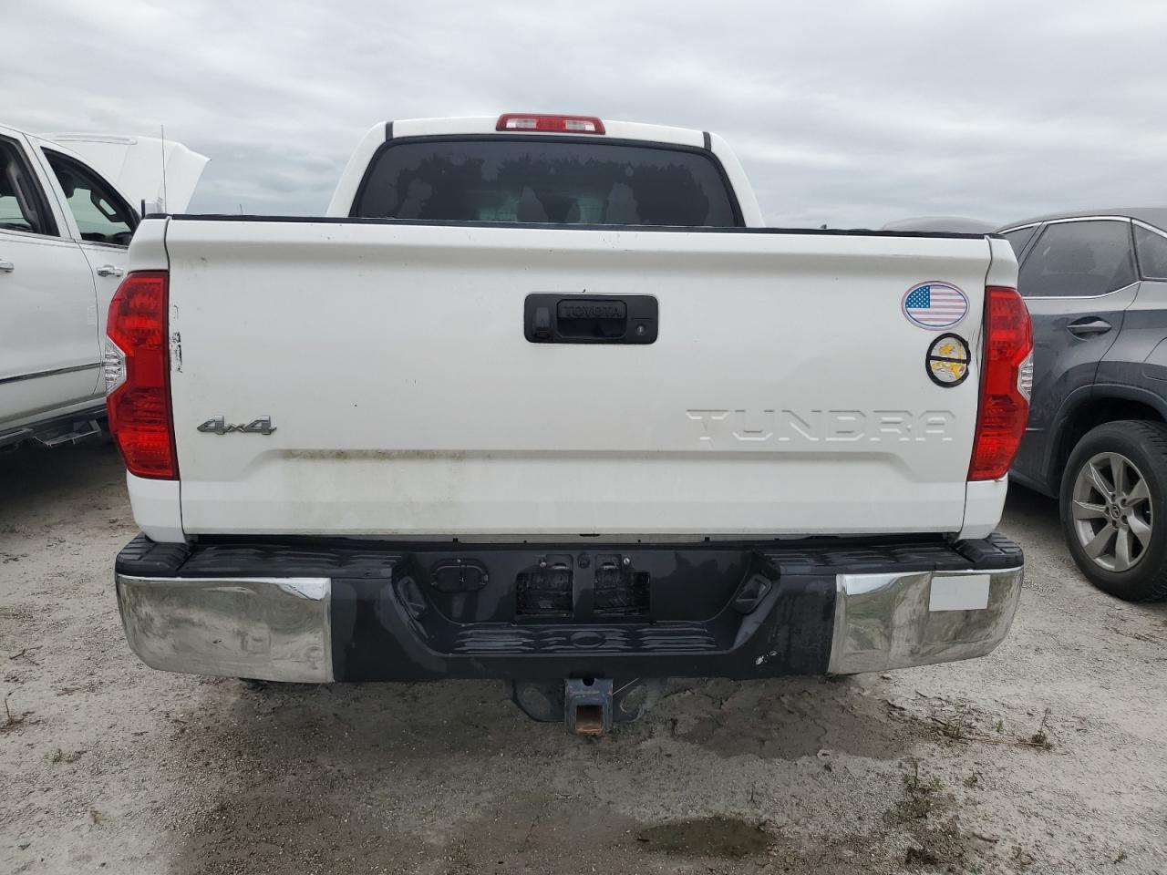 5TFDW5F10JX685915 2018 Toyota Tundra Crewmax Sr5