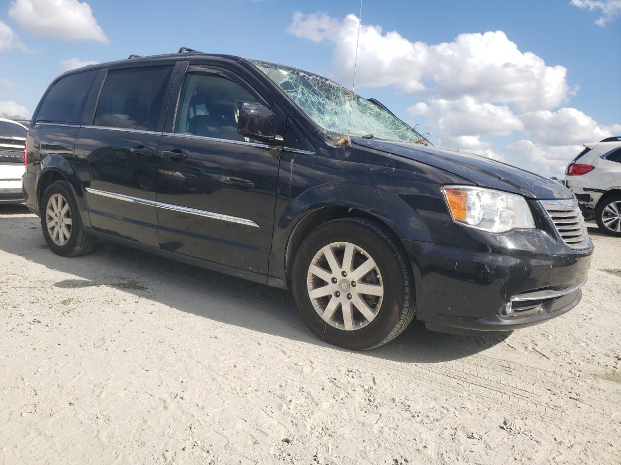 2016 Chrysler Town & Country - Image 4