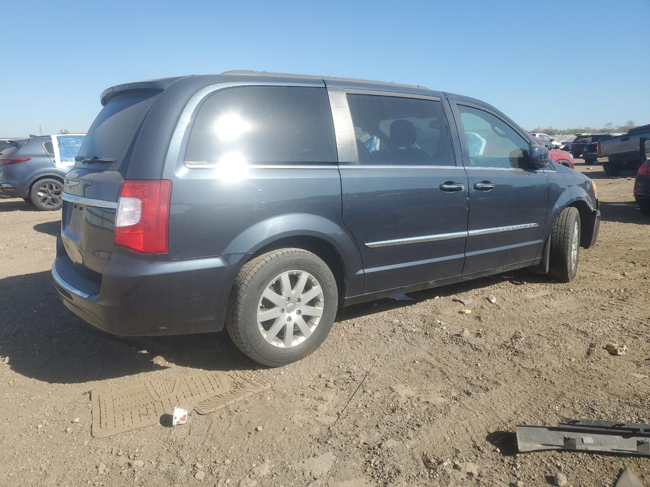 2014 Chrysler Town & Country - Image 3