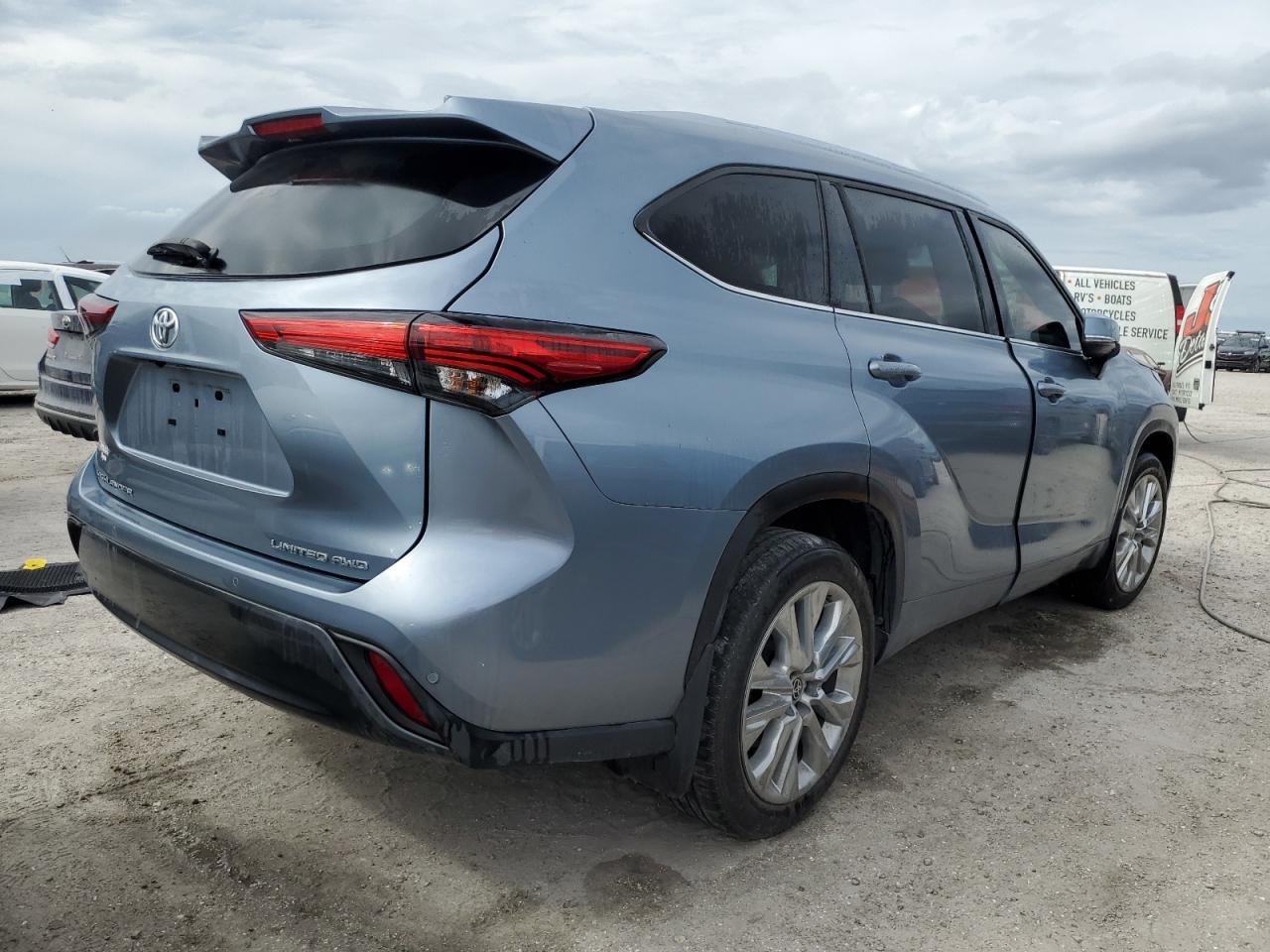 2022 Toyota Highlander - Image 3