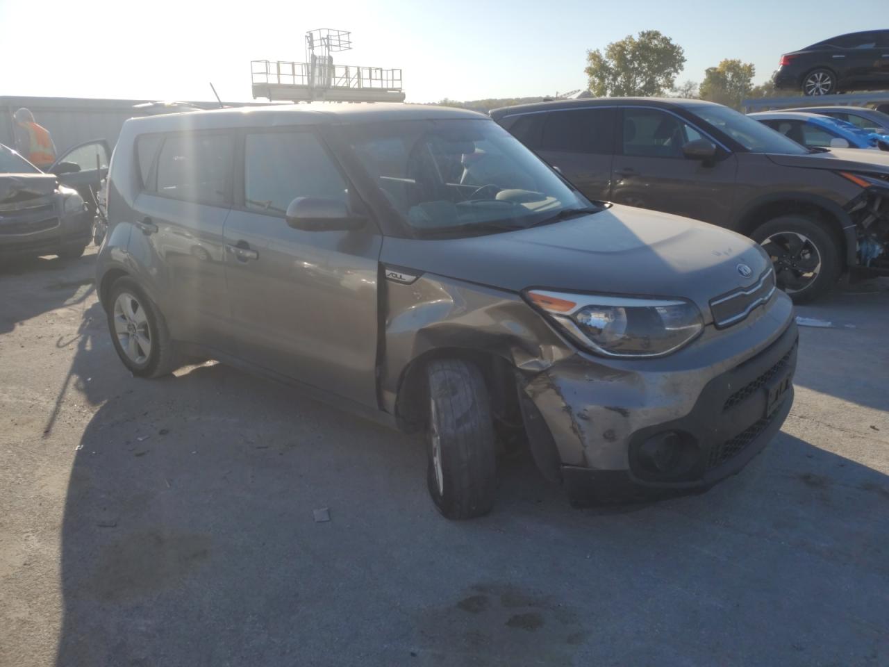 VIN KNDJN2A2XJ7608201 2018 KIA SOUL no.4