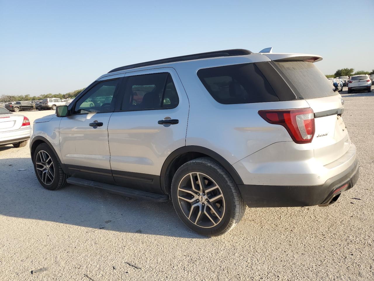 1FM5K8GT5HGE41619 2017 FORD EXPLORER - Image 2