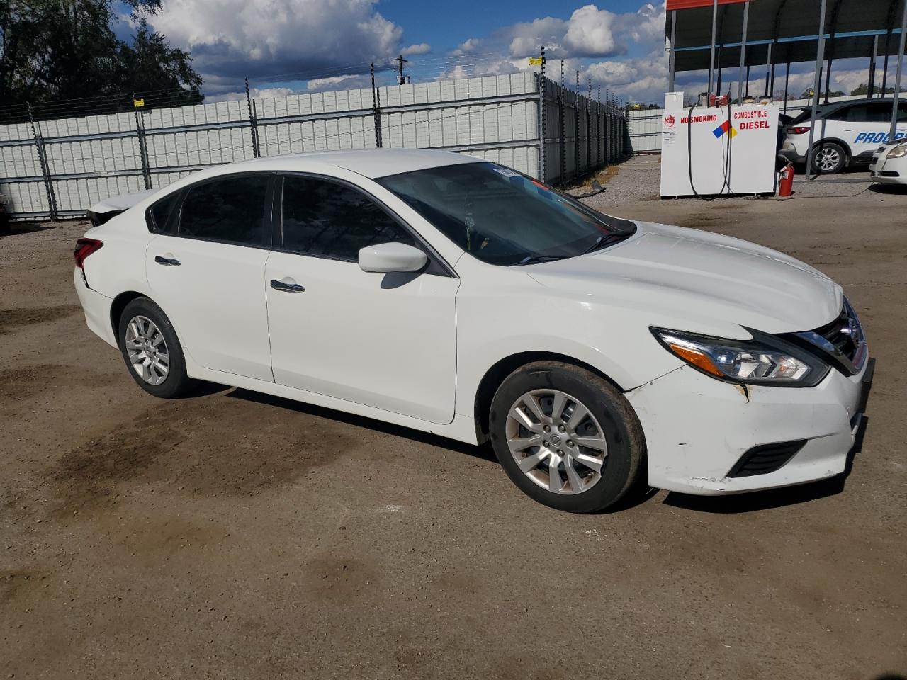 2017 Nissan Altima - Image 4