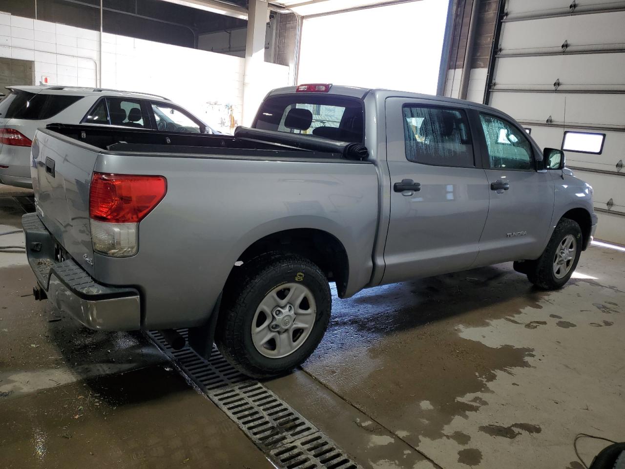 5TFDM5F1XCX037961 2012 Toyota Tundra Crewmax Sr5