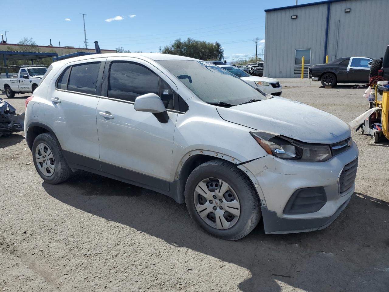 VIN KL7CJKSB5JB733264 2018 CHEVROLET TRAX no.4