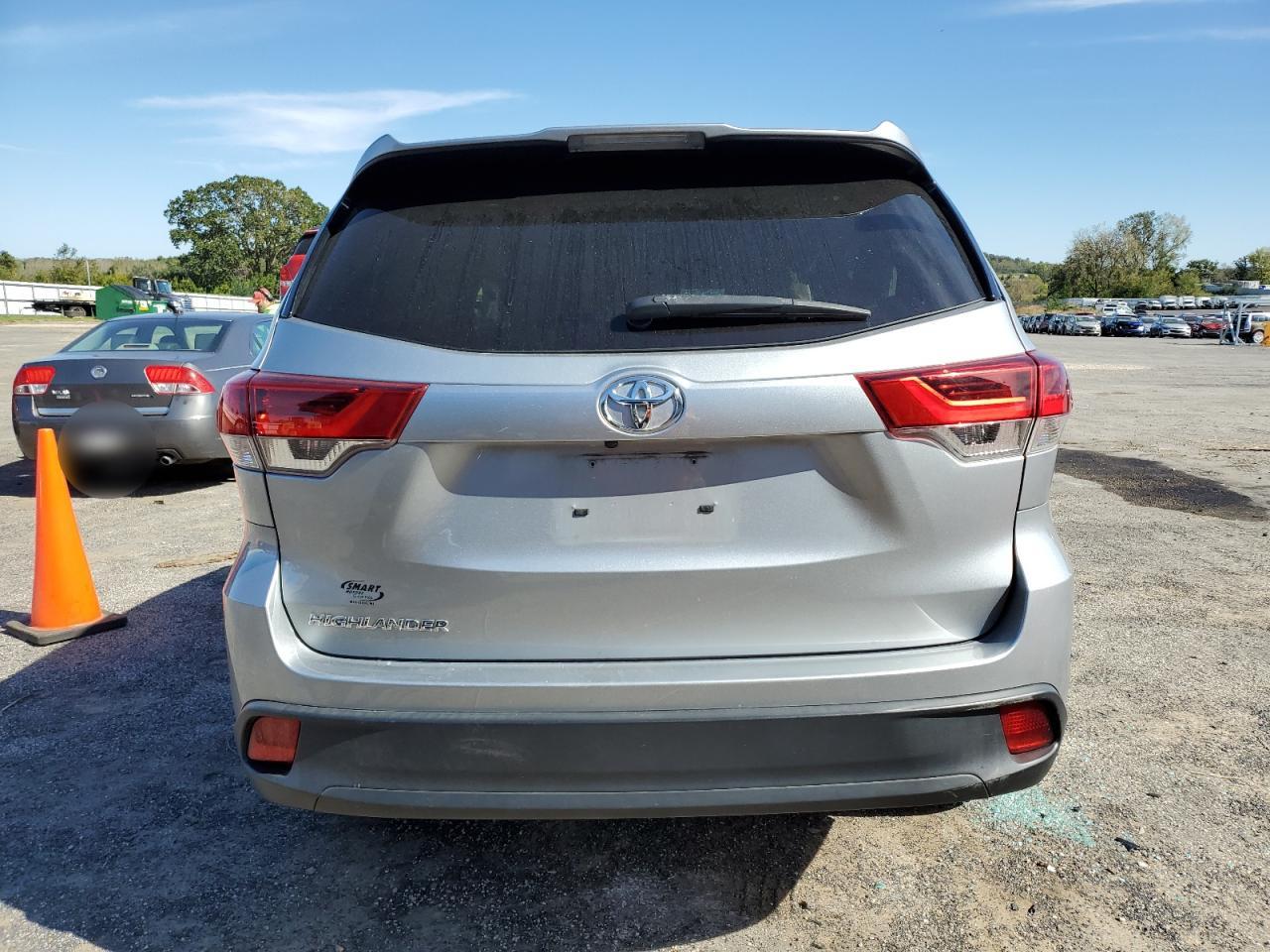 5TDZARFH7JS037342 2018 Toyota Highlander Le