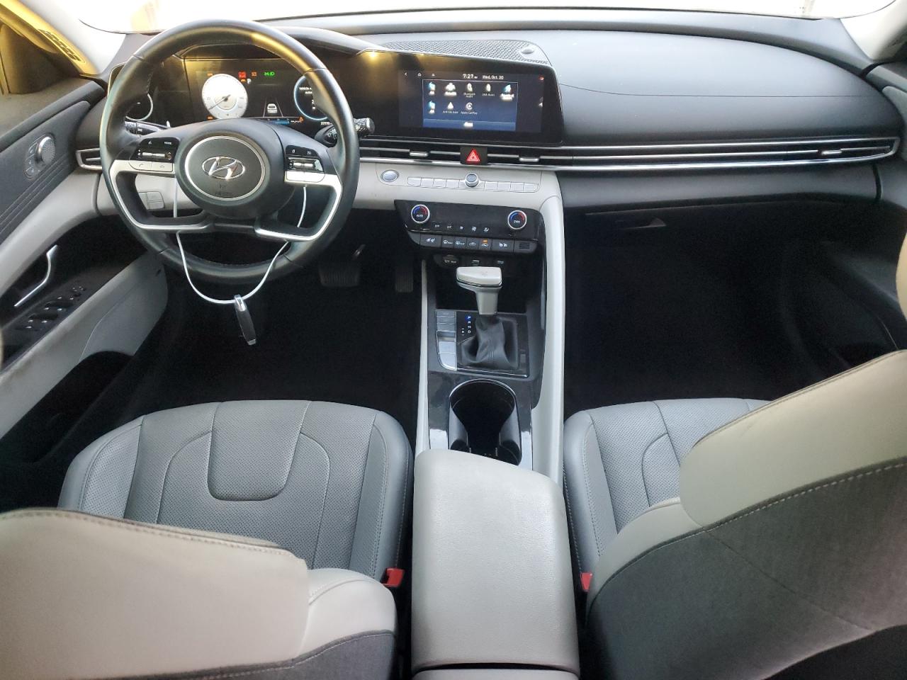 2022 Hyundai Elantra - Image 8