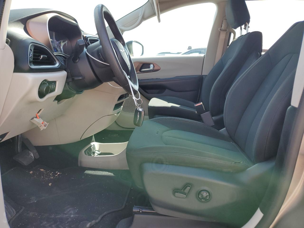 2017 Chrysler Pacifica - Image 7