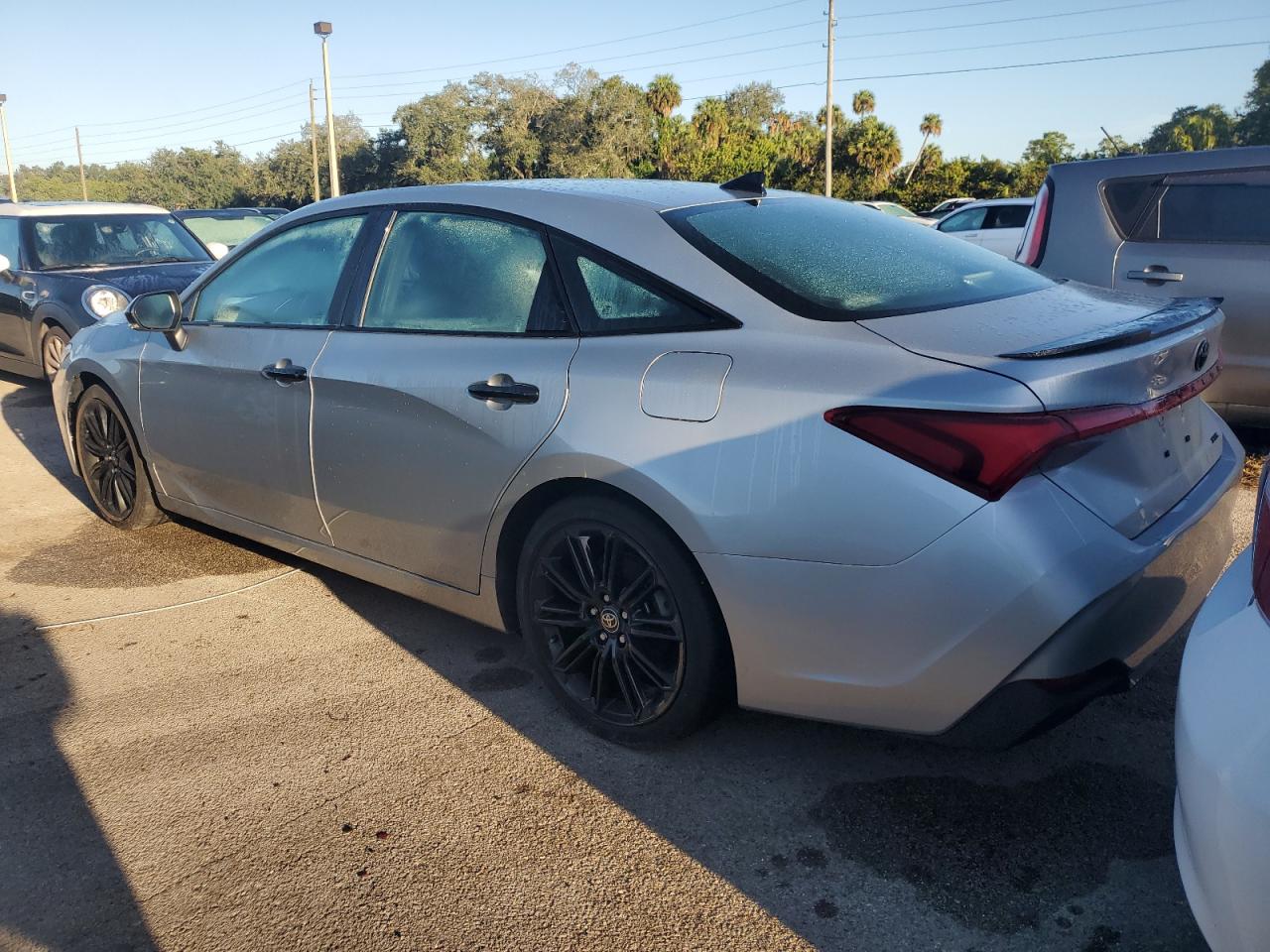 2022 Toyota Avalon - Image 2