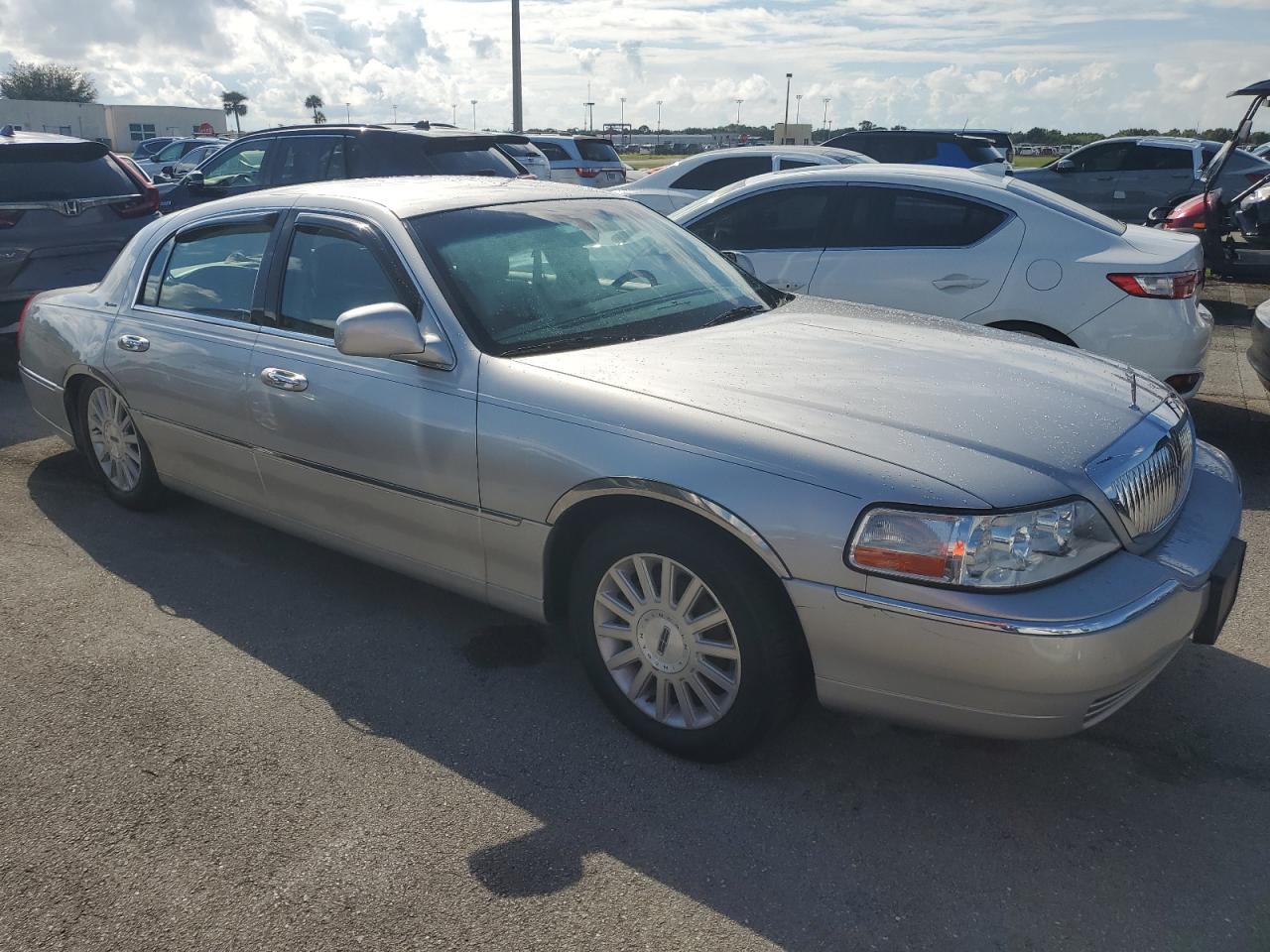 2004 Lincoln Town Car Executive VIN: 1LNHM81W84Y607310 Lot: 74197644