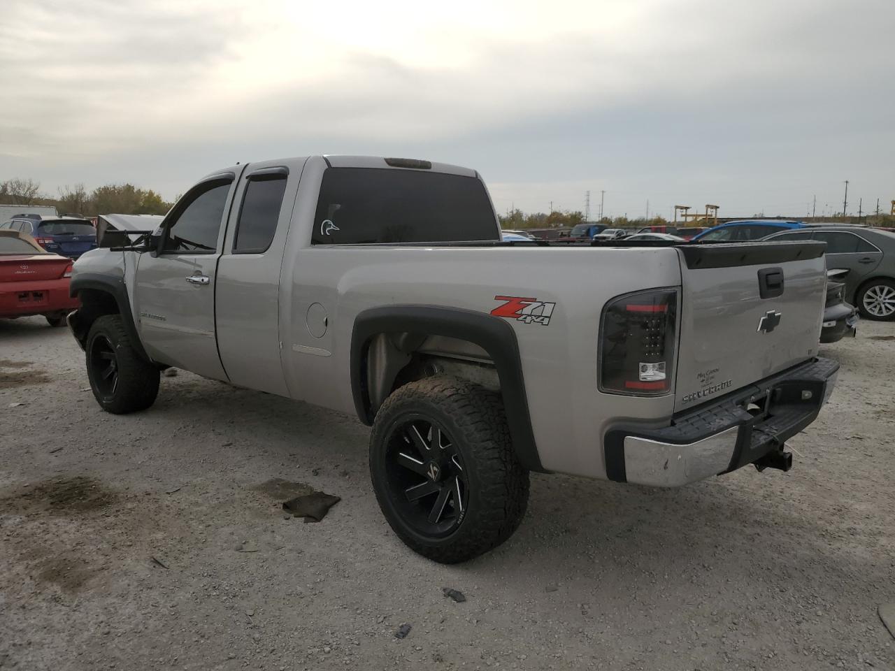 2007 Chevrolet Silverado - Image 2