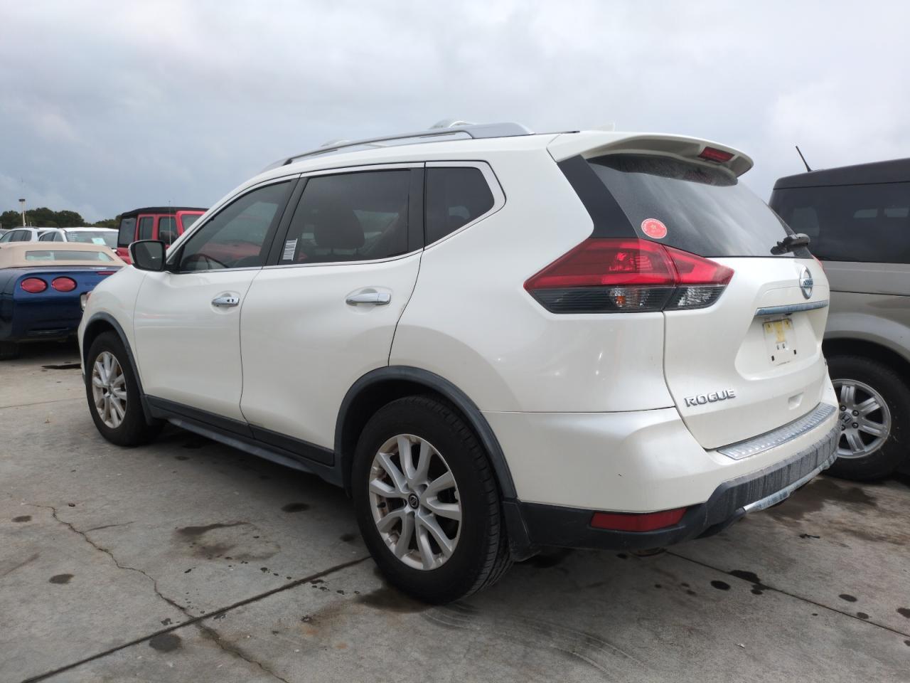 JN8AT2MT1JW489975 2018 NISSAN ROGUE - Image 2