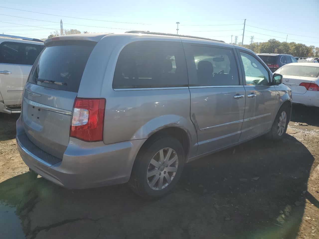 2016 Chrysler Town & Country - Image 3