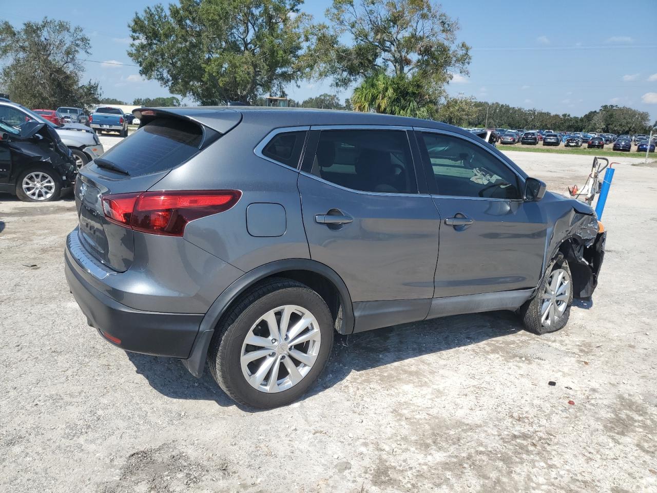 2017 Nissan Rogue - Image 3