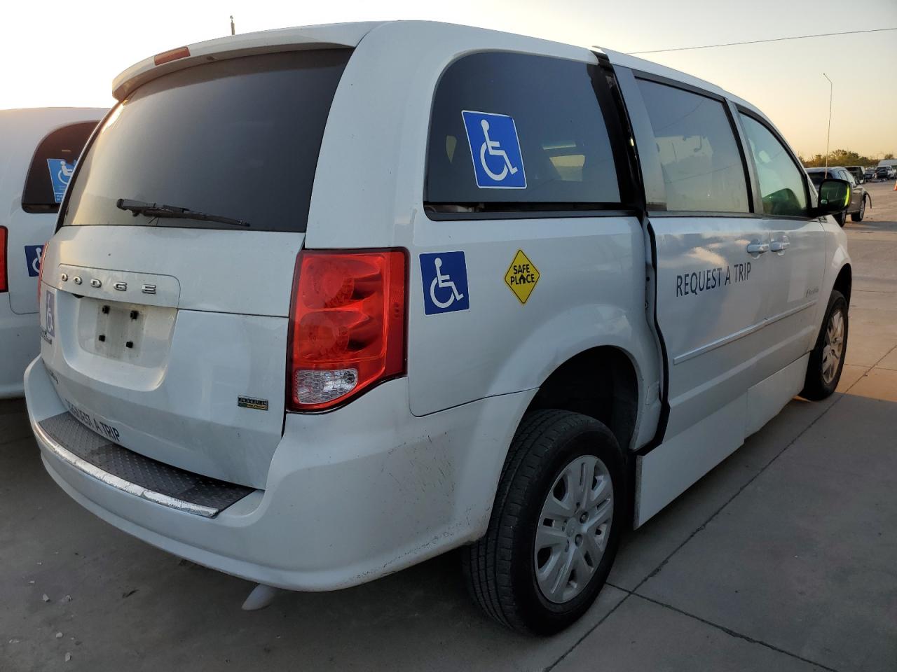 2017 Dodge Caravan - Image 3
