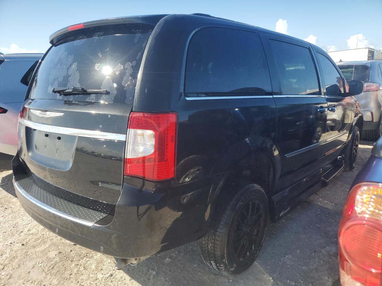 2016 Chrysler Town & Country - Image 3