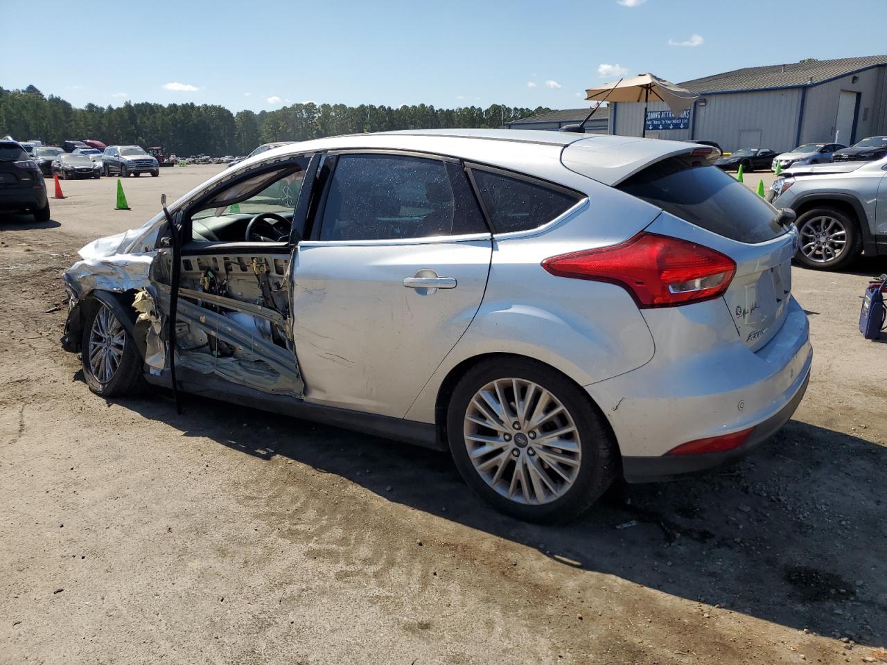 VIN 1FADP3N28JL332041 2018 FORD FOCUS no.2