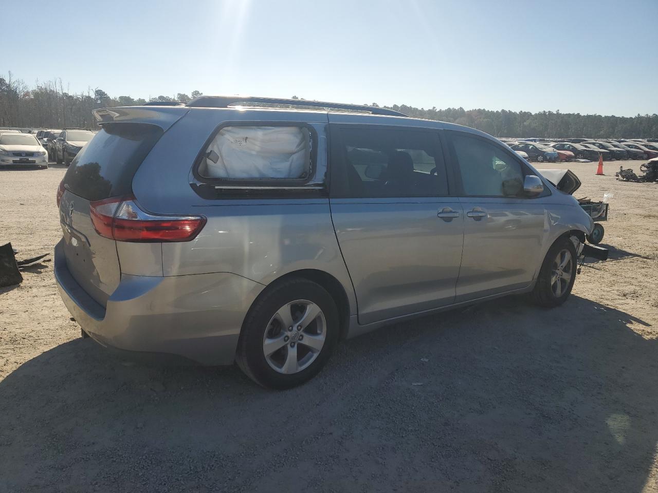 2017 Toyota Sienna - Image 3