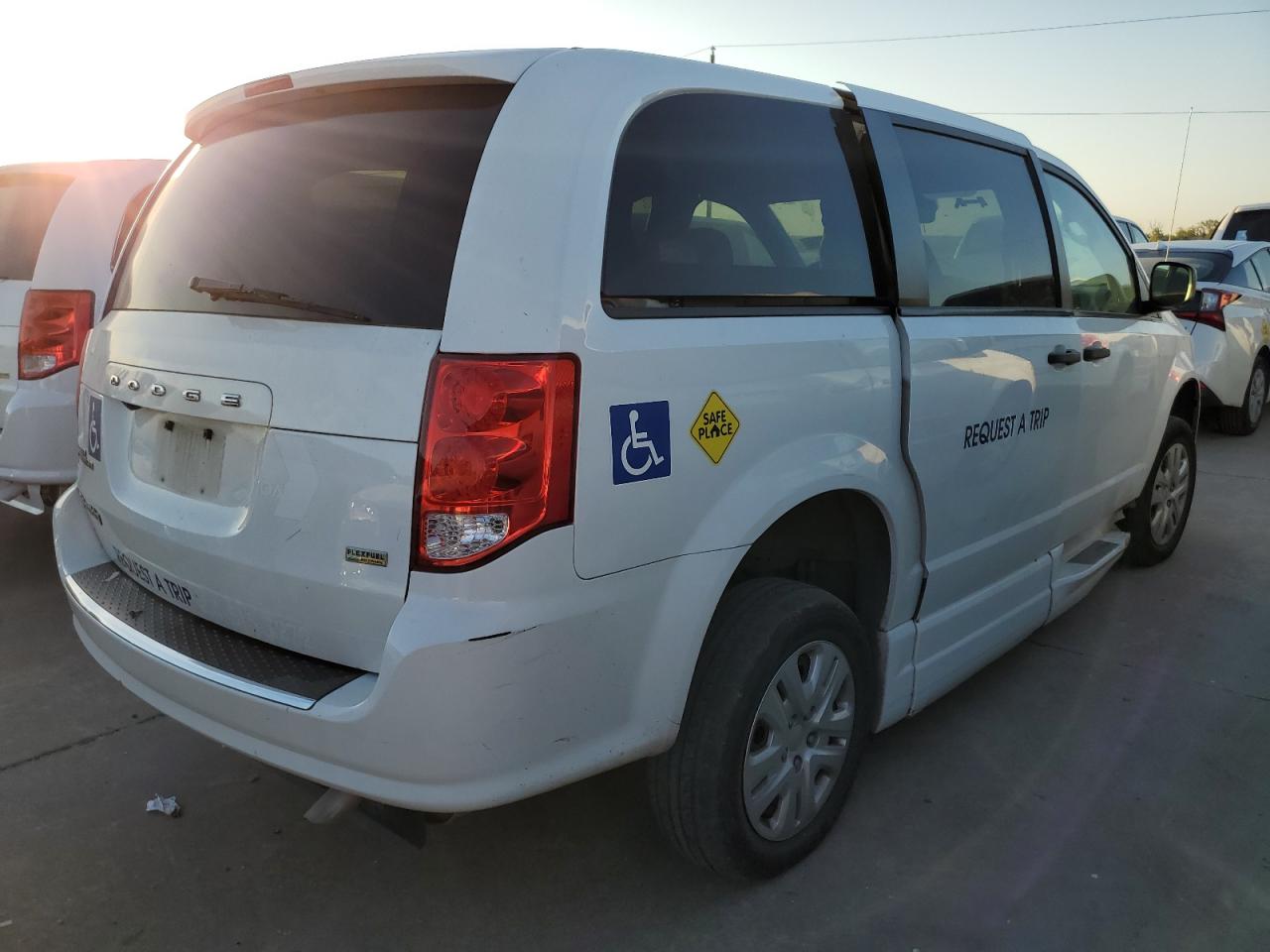2019 Dodge Caravan - Image 3