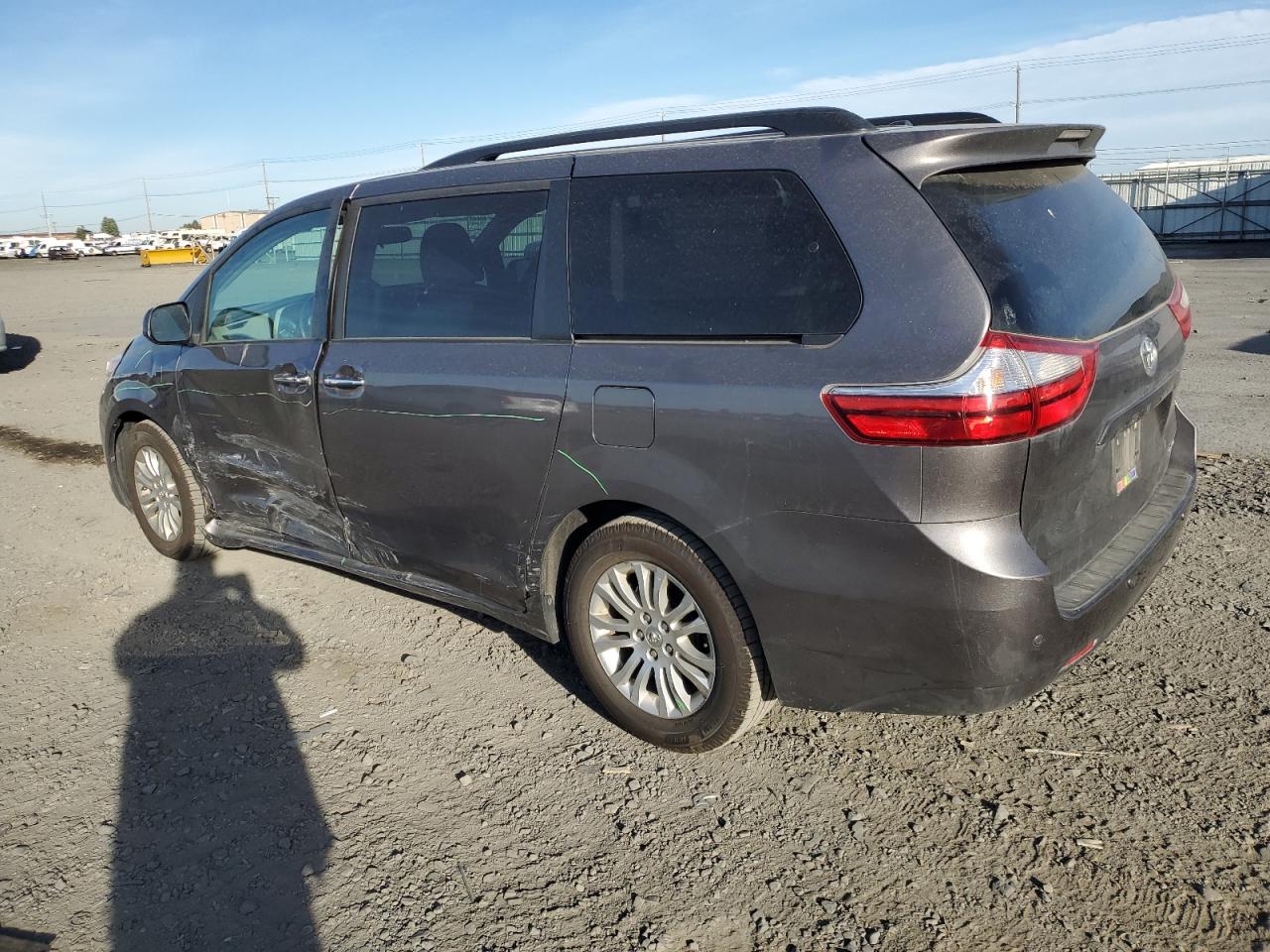 5TDYZ3DC2HS769493 2017 TOYOTA SIENNA - Image 2