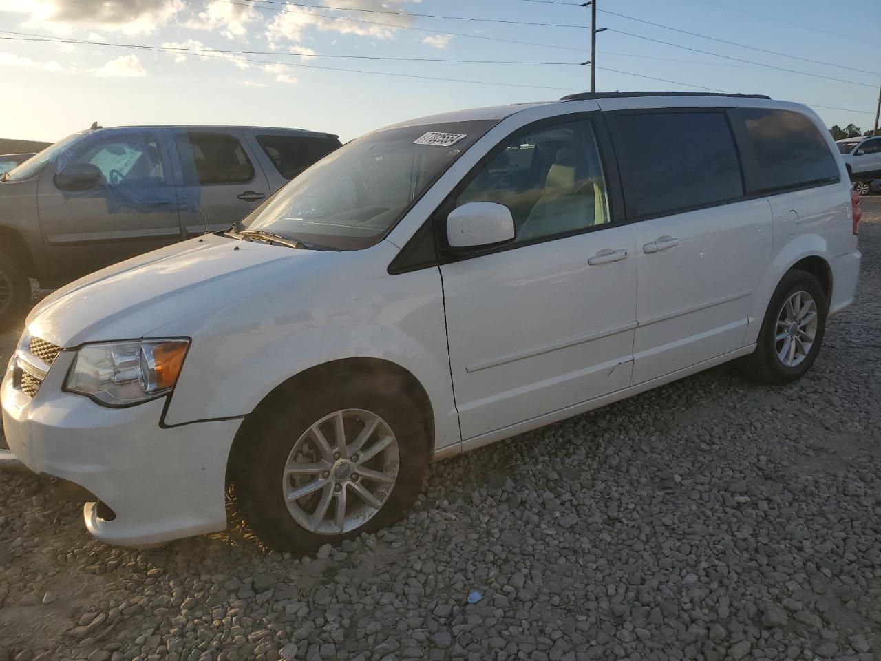 2015 Dodge Caravan - Image 1