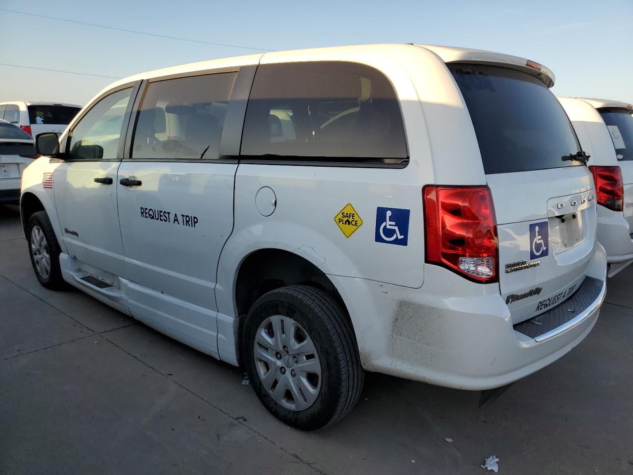 2019 Dodge Caravan - Image 2