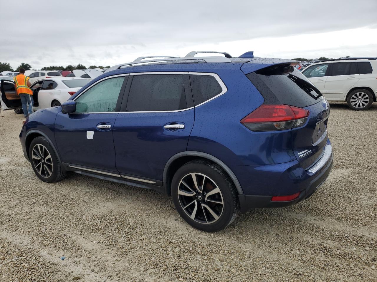 JN8AT2MV0JW340300 2018 NISSAN ROGUE - Image 2