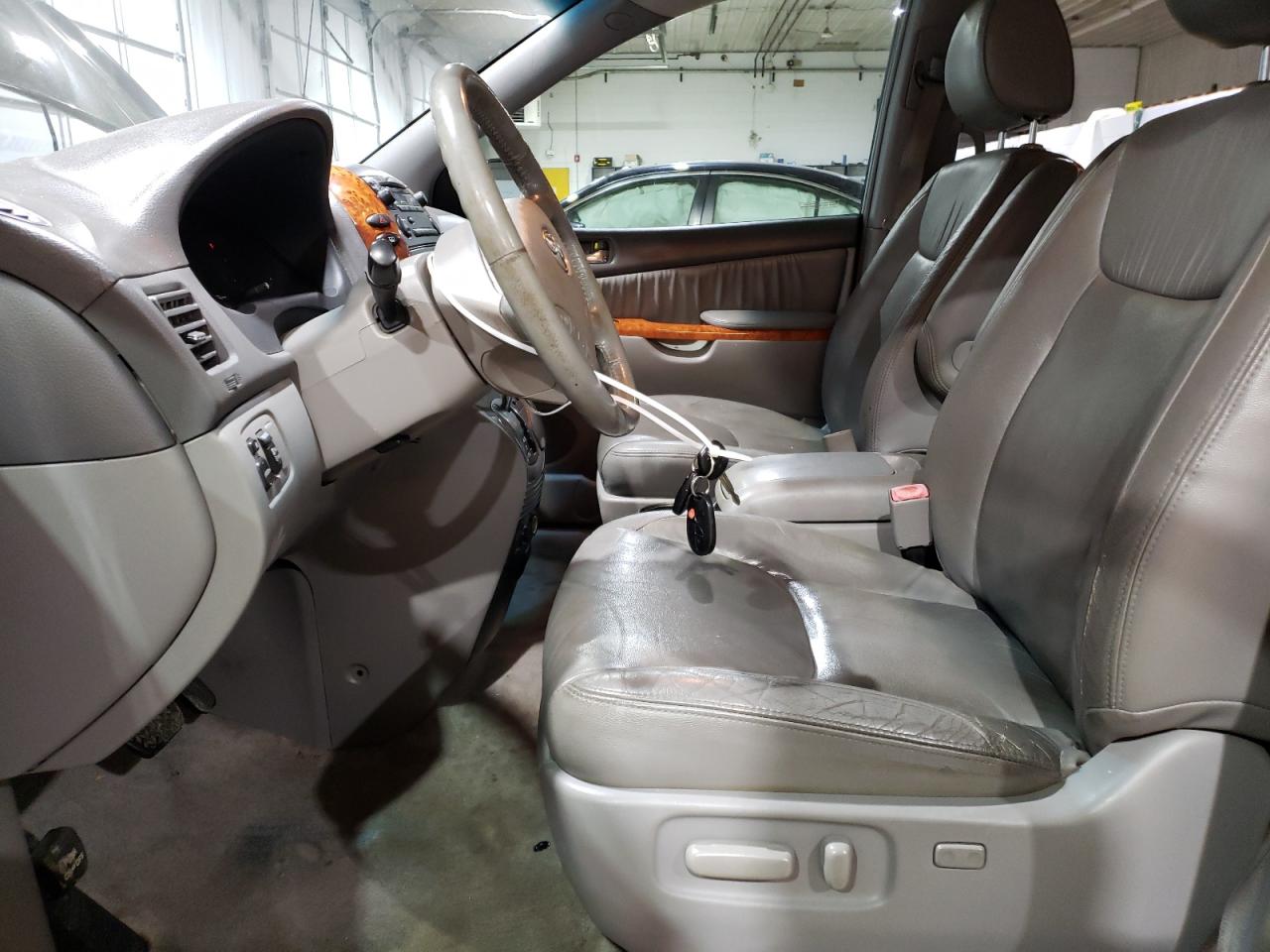 2010 Toyota Sienna - Image 7