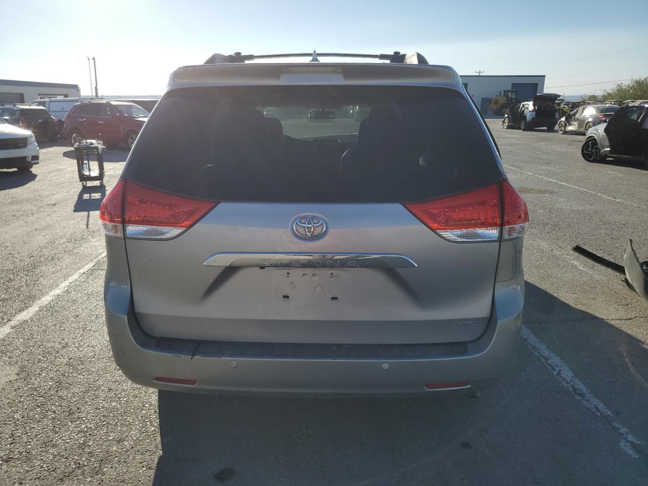 2012 Toyota Sienna Xle VIN: 5TDYK3DC4CS195489 Lot: 84370125