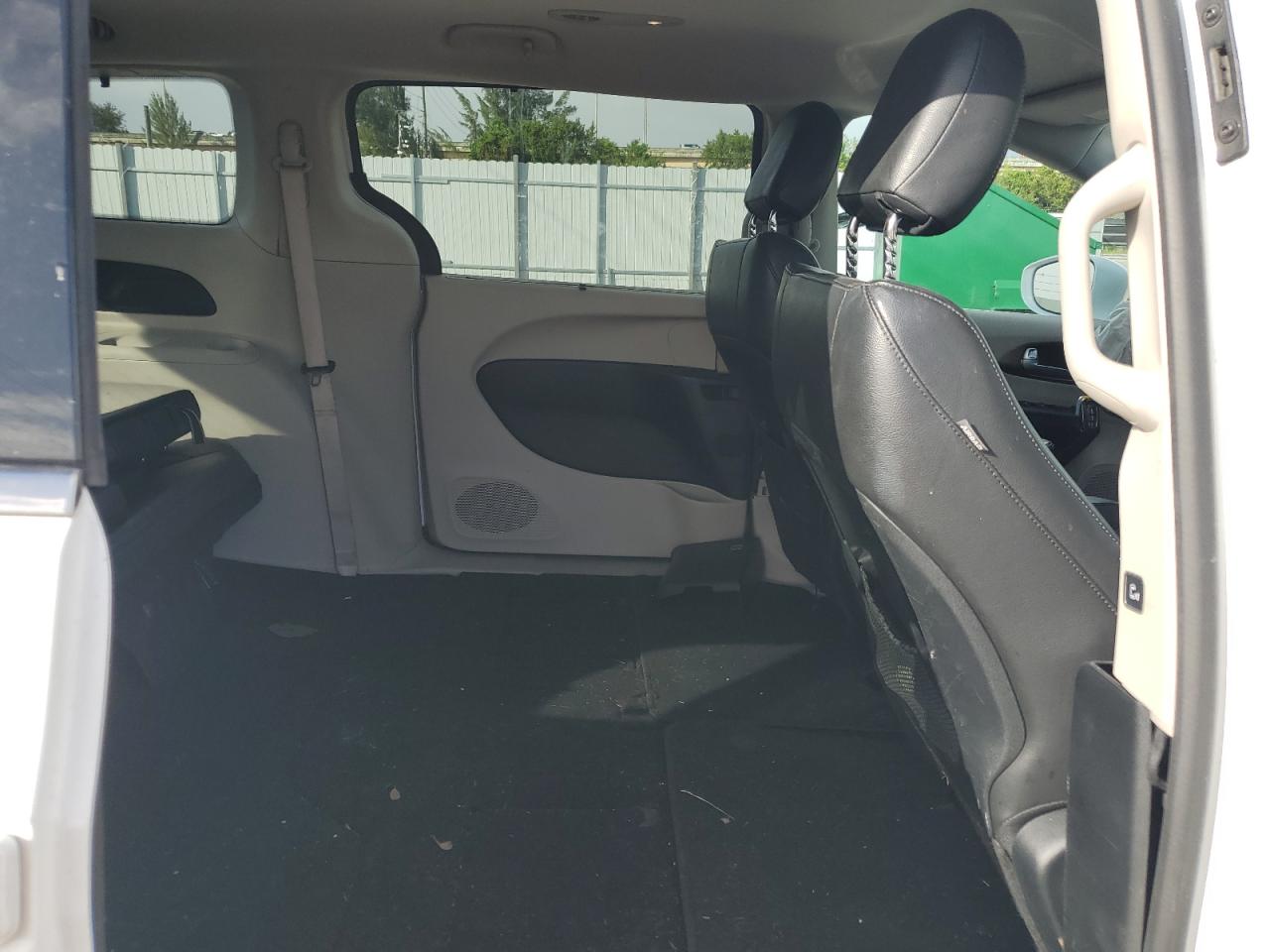 2017 Chrysler Pacifica - Image 11