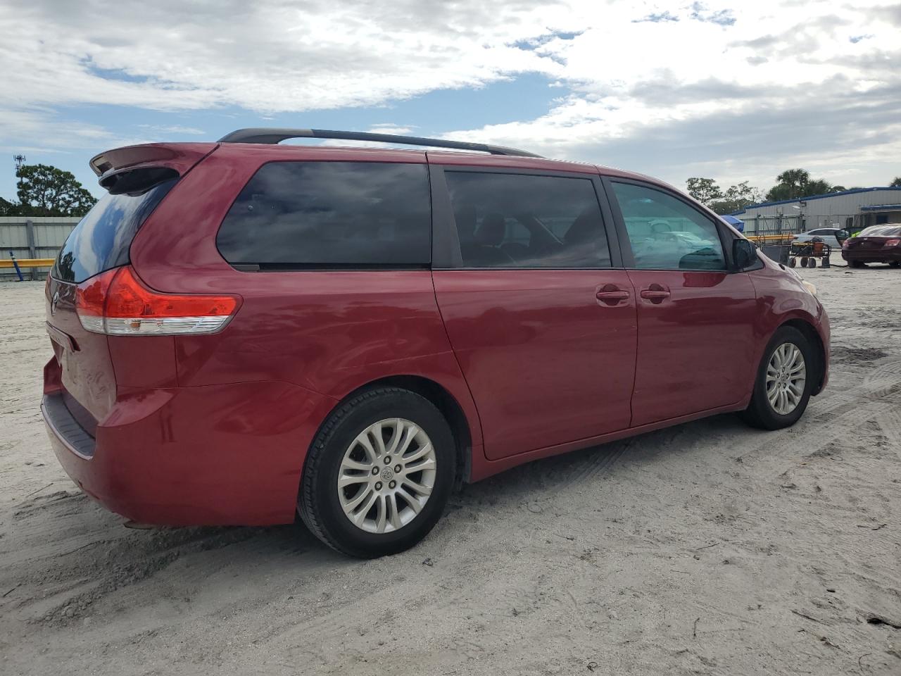 2011 Toyota Sienna - Image 3