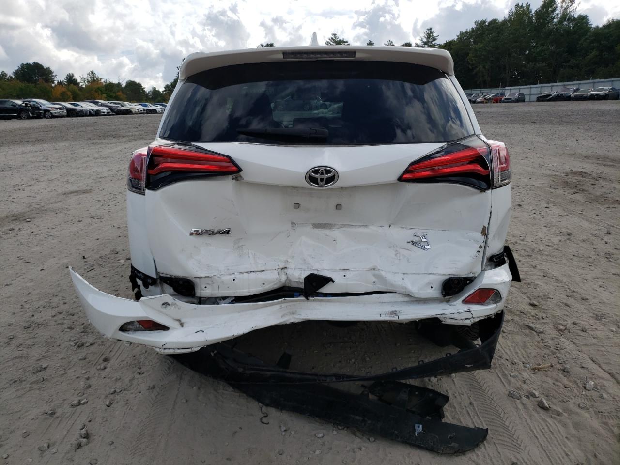 JTMBFREV9JJ247593 2018 Toyota Rav4 Le