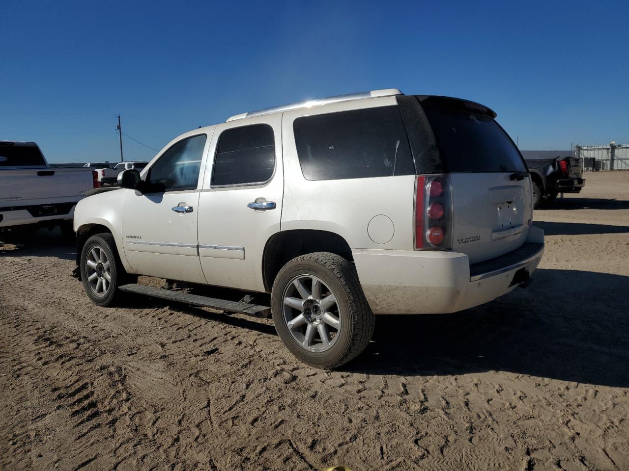 2013 GMC Yukon - Image 2