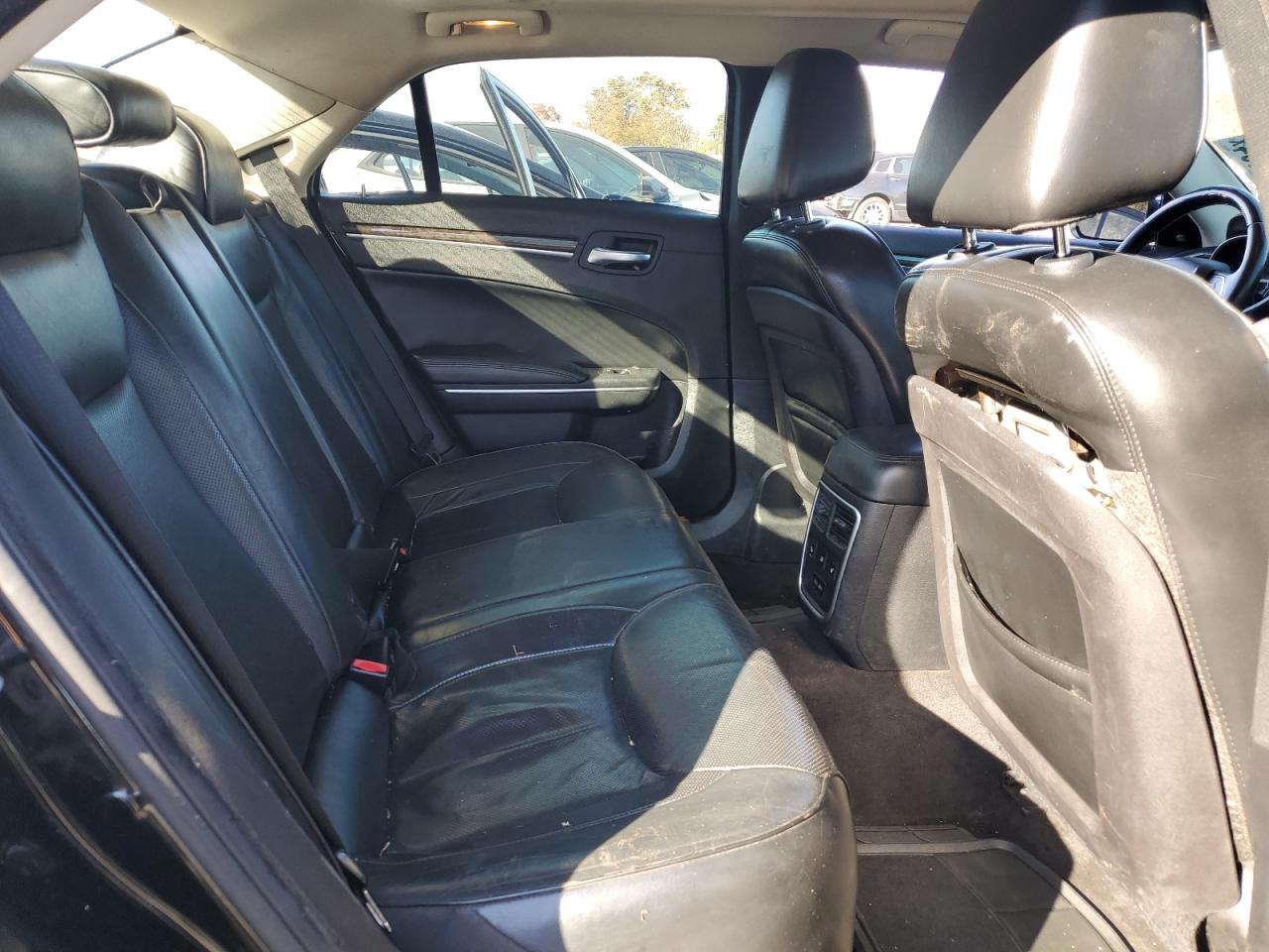 2016 Chrysler 300 - Image 10