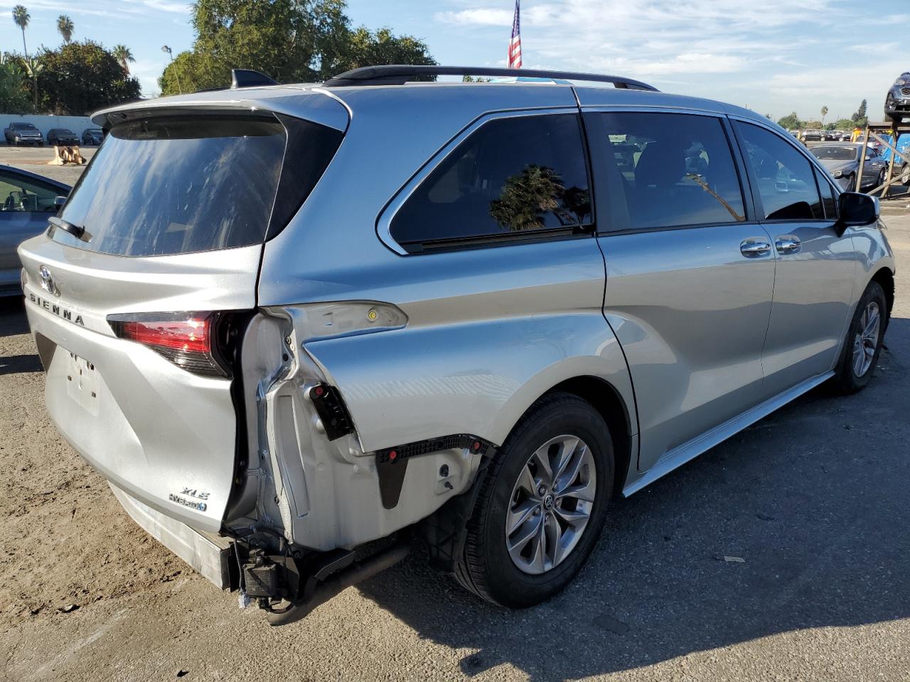 2022 Toyota Sienna - Image 3