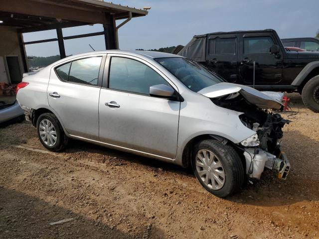 Седани NISSAN VERSA 2015 Сріблястий