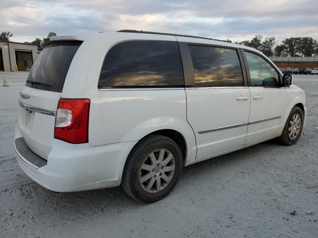 2014 Chrysler Town & Country - Image 3