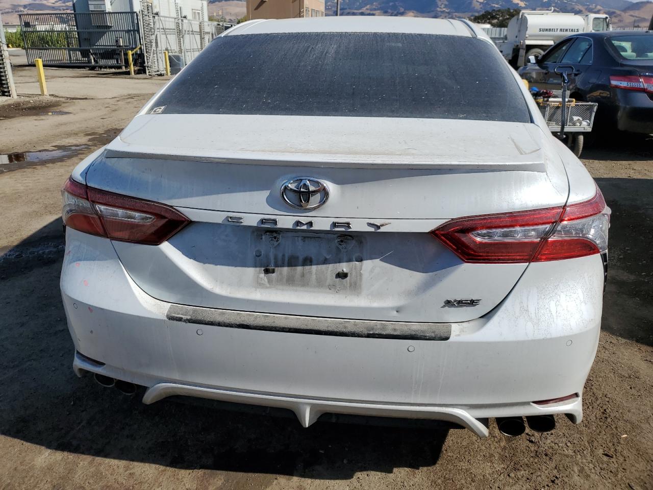 VIN 4T1B61HKXJU056973 2018 TOYOTA CAMRY no.6