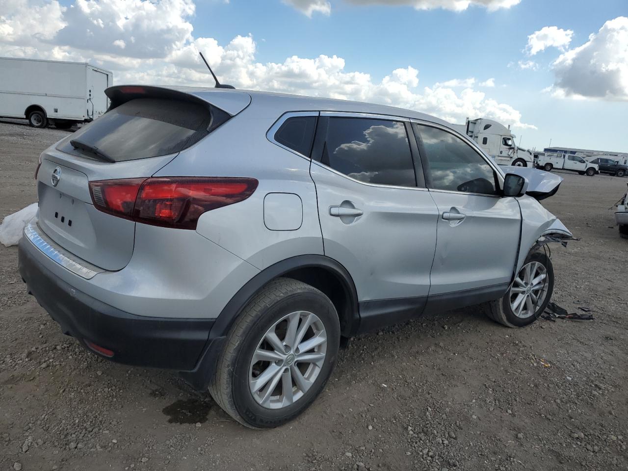 2018 Nissan Rogue - Image 3