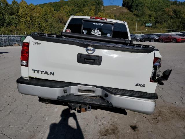 Pickups NISSAN TITAN 2015 Biały