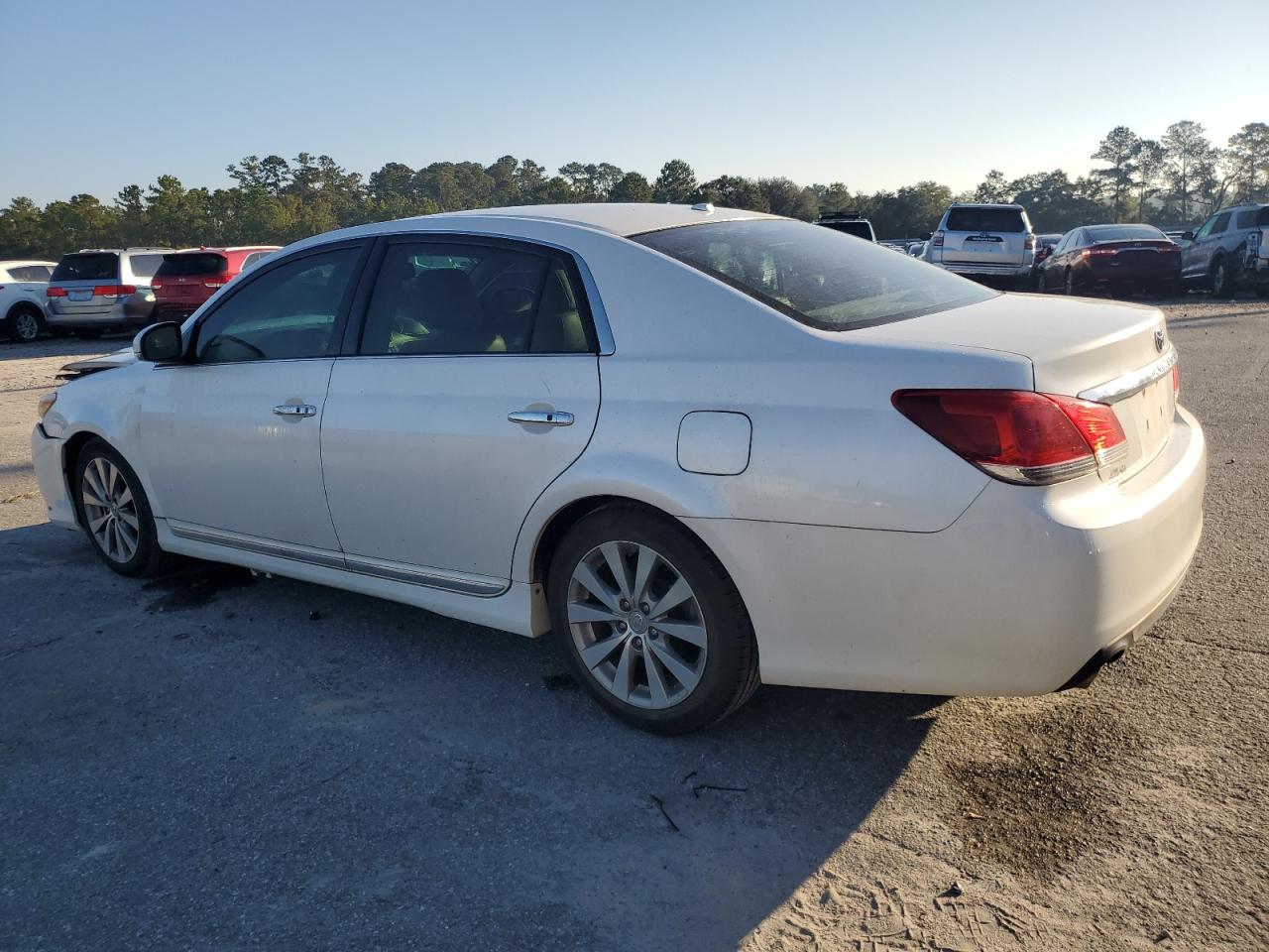 2011 Toyota Avalon - Image 2