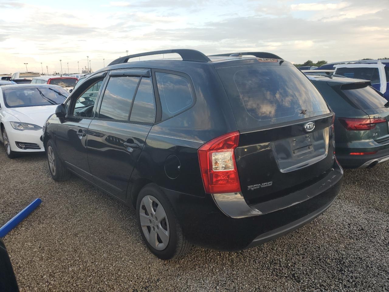 2009 Kia Rondo - Image 2