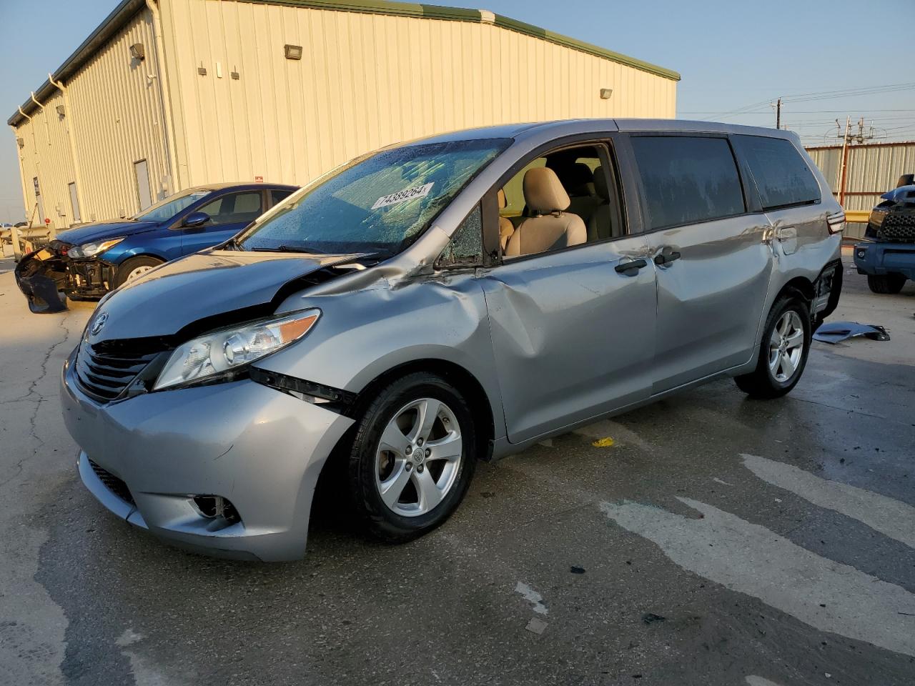 5TDZZ3DC1HS856189 2017 TOYOTA SIENNA - Image 1