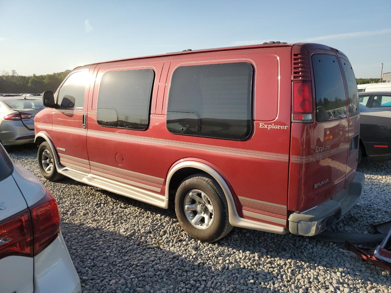 2002 GMC Savana - Image 2
