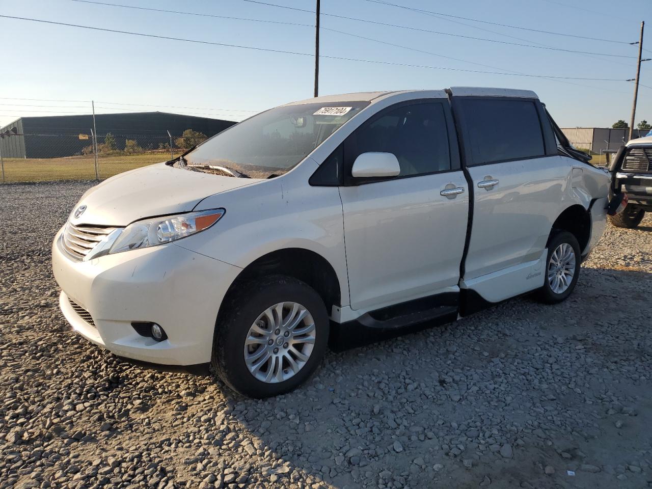 2017 Toyota Sienna - Image 1