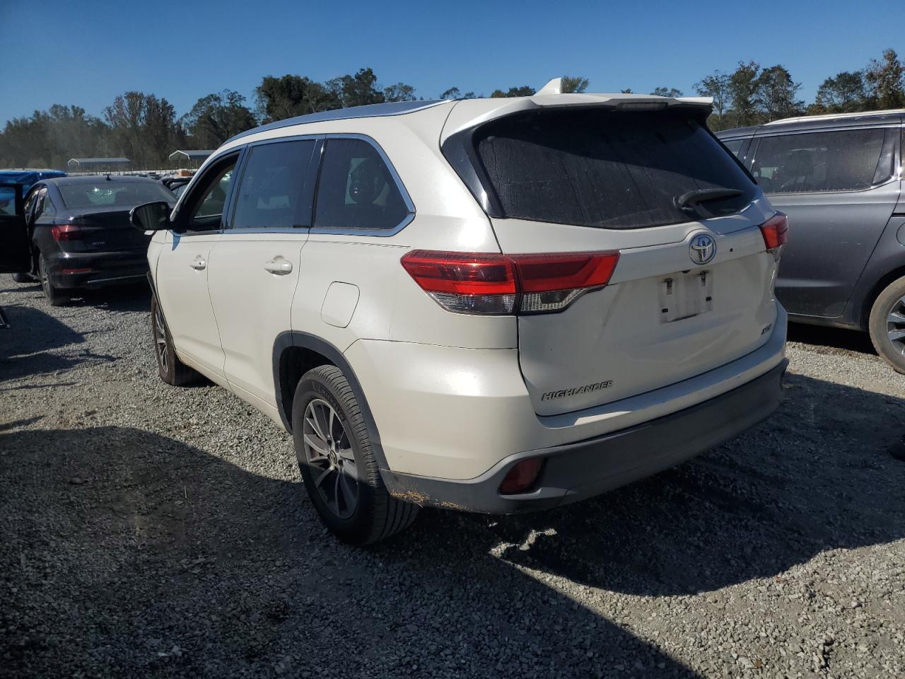 5TDKZRFH5HS518131 2017 TOYOTA HIGHLANDER - Image 2