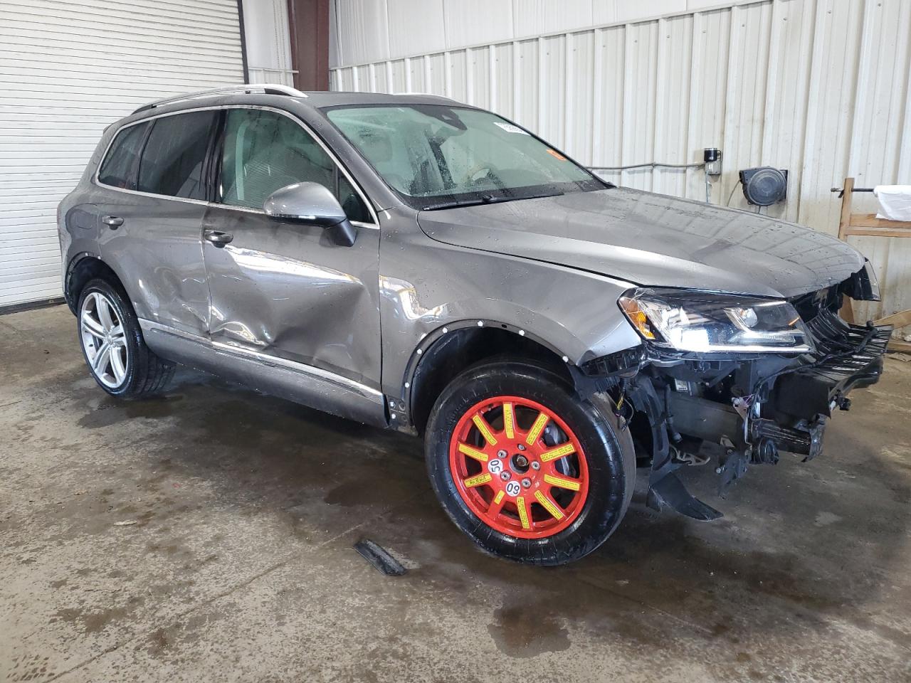 2017 Volkswagen Touareg - Image 4